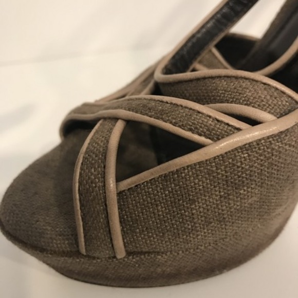 Burberry brown canvas/burlap peep toe heels - Picture 3 of 7